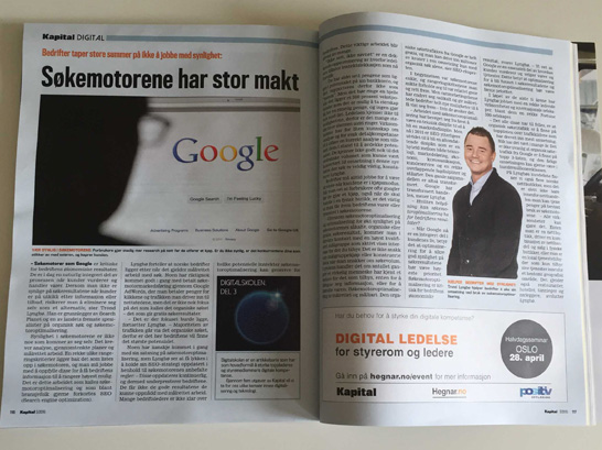 SEO-konsulent Trond Lyngbø blir intervjuet av Kapital om søkemotoroptimalisering (SEO) av Kapital. Kapital-magasinet ligger åpent på et bord på bildet.